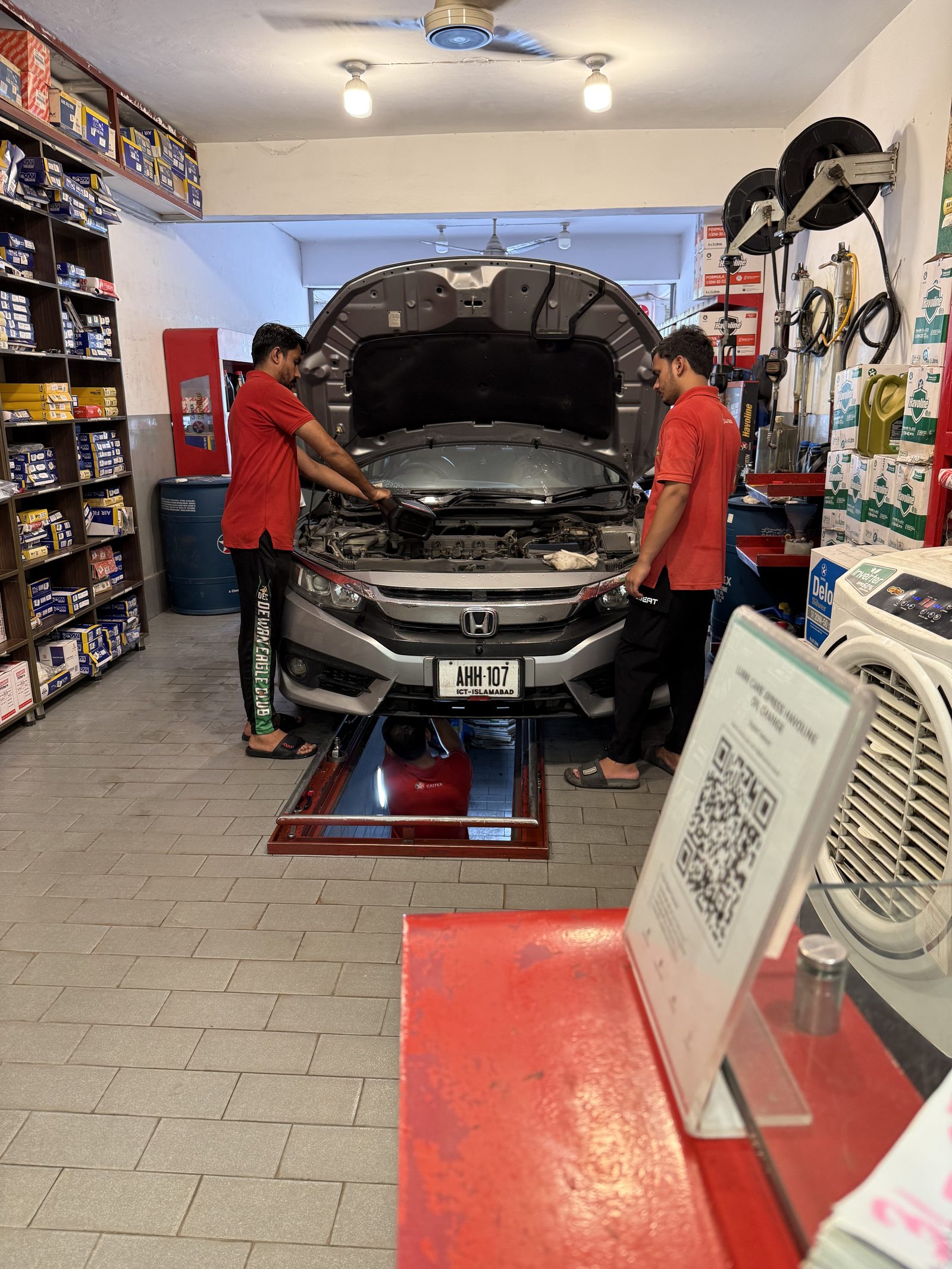 Lubri Care Xpress certified technicians servicing a vehicle with genuine Caltex products